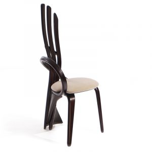 Элегантные стулья изогнутой формы