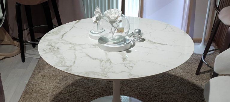 Мраморный обеденный овальный стол на одной ножке