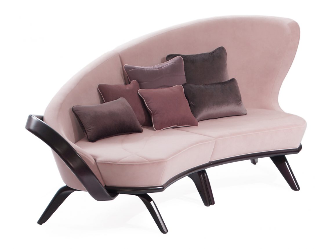 Изящный диван розовый
