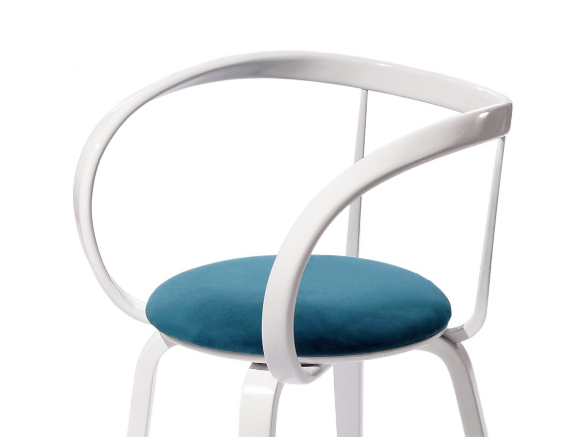 Стильный стул с голубой обивкой