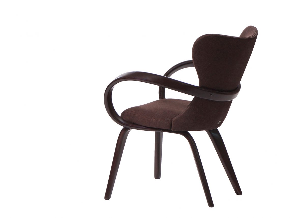Элегантные стулья темного цвета