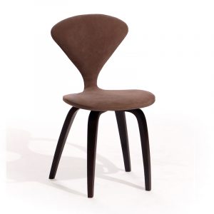 Деревянный коричневый стул удобный