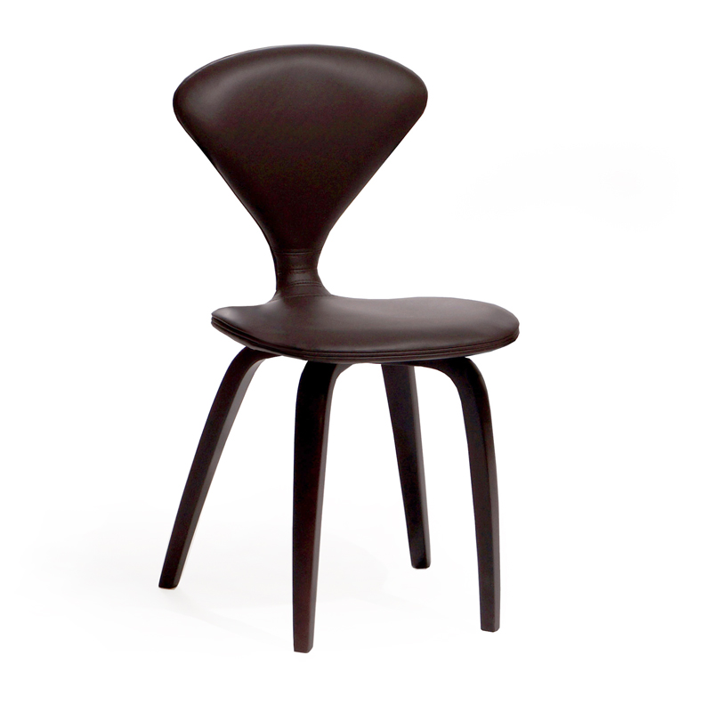 Красивый коричневый стул из кожи