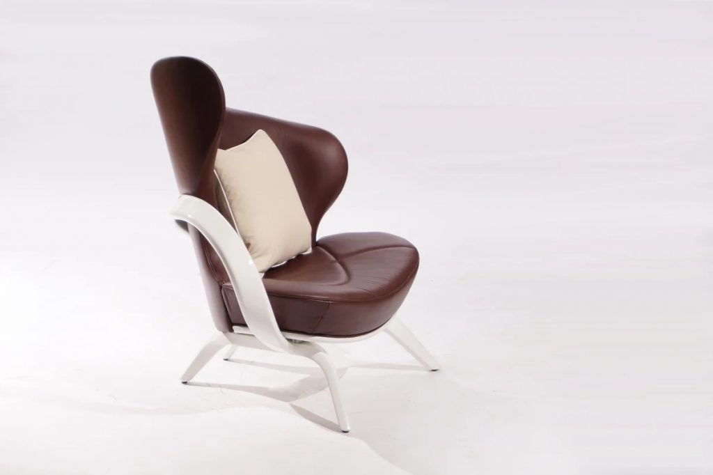 коричневое дизайнерское кресло